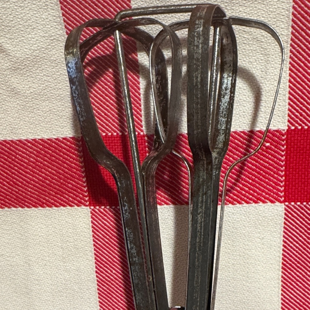 Vintage ECKO (per embossing documented) Metal Egg Beater with a Black Handle. - Picture 6 of 16